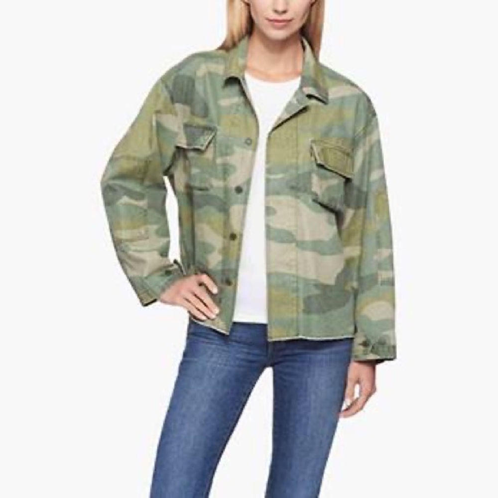 LEVI’s women’s camouflage shirt high low jacket Size XS